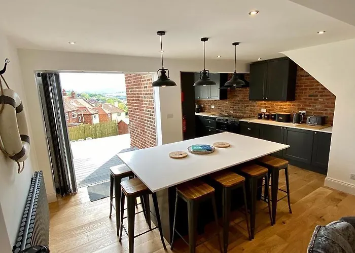 Aboos Cottage - Luxury Renovated Home With Parking